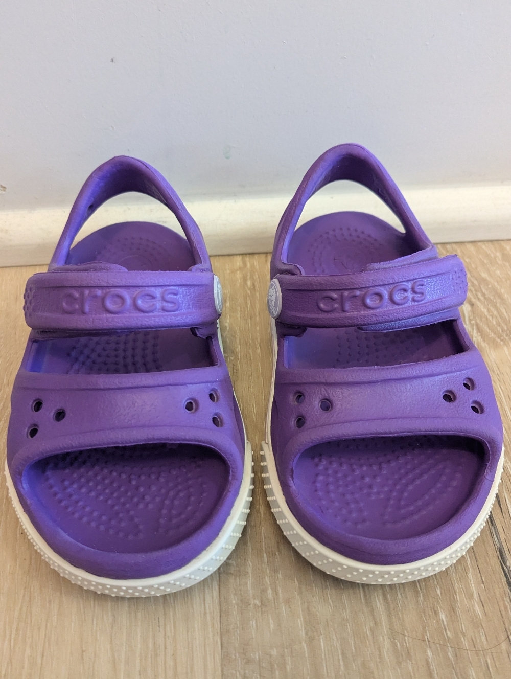 🐊 CROCS Girl's Purple Strap Sandals w/ White Sole & Velcro Closure; C4 or 4T